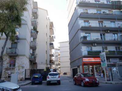 Viale Orazio Flacco a un certo punto cambia aspetto: sulla sinistra fanno mostra di s� basse palazzine databili fine anni 50 inizio 60 costellate da numerosi negozietti...